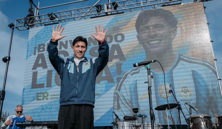 Imagen de "No hay nada más lindo que ser argentino": Lisandro Martínez fue recibido por una multitud en Gualeguay