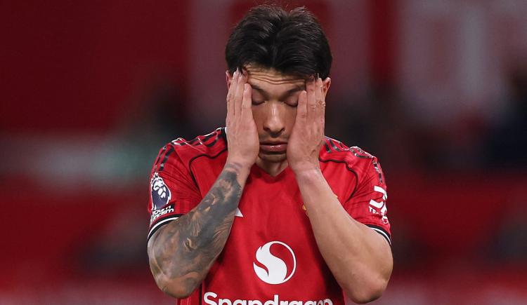 Imagen de Lisandro Martínez y una noche para el olvido: cometió un error en un gol y vio la roja por tirarle del pelo a un rival