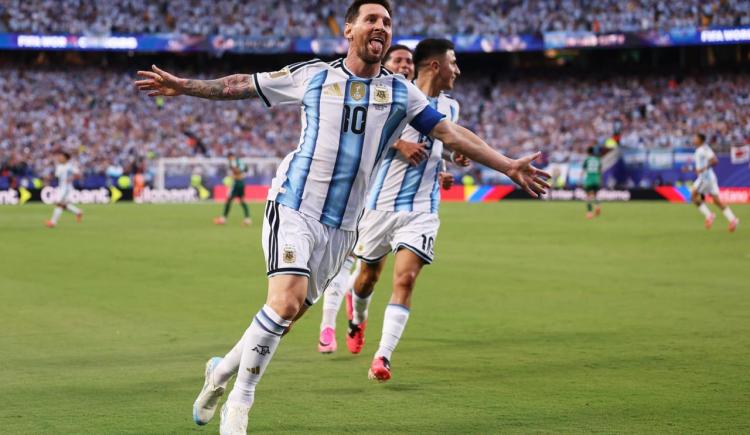 Imagen de Acá está el campeón: tres goles de Messi y triunfo de Argentina ante Argelia para volver a soñar
