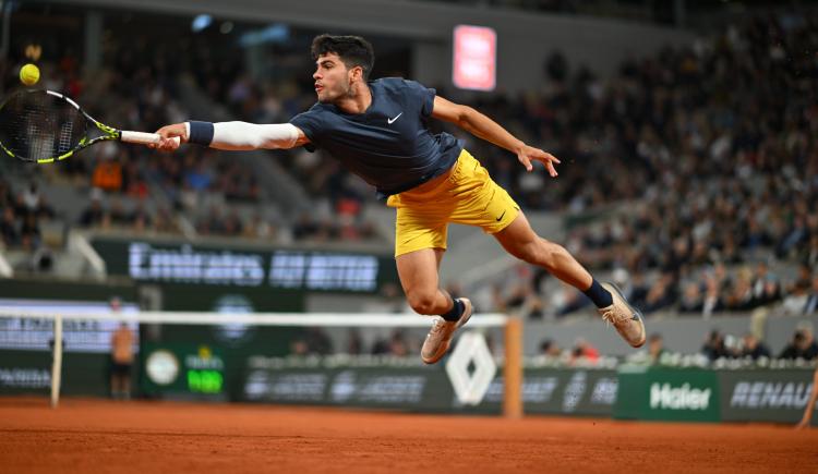 Imagen de Carlos Alcaraz ganó y voló a la tercera ronda de Roland Garros