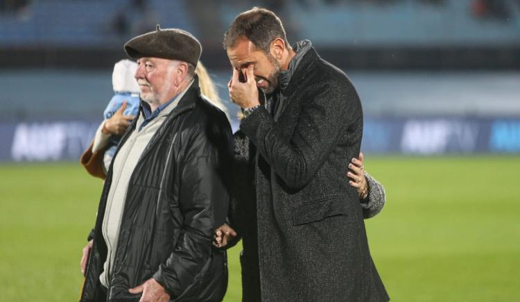 Imagen de Diego Godín tuvo su merecido homenaje en el Centenario