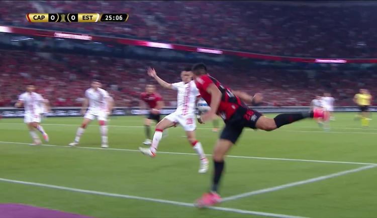 Imagen de ¿Por qué acertó Valenzuela en no cobrar penal para Athletico Paranaense?