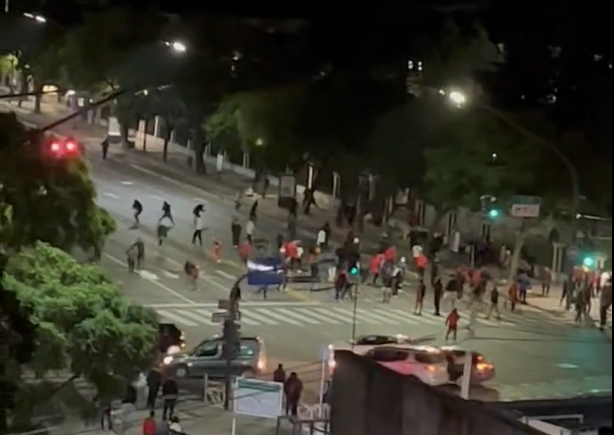 Imagen de Se enfrentaron barras de Defensores de Belgrano y la policía