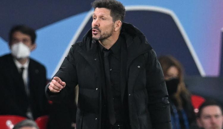 Imagen de Simeone fue agredido por los hinchas del Manchester United