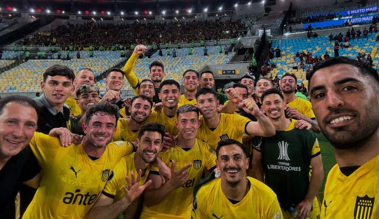 Imagen de La costumbre del Maracanazo: otra victoria de Peñarol contra Flamengo en el mítico estadio