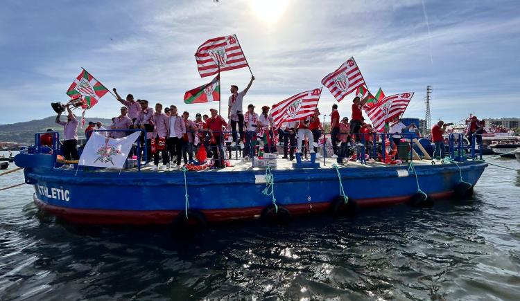 Imagen de Jornada histórica en Bilbao: Athletic festejó a bordo de la Gabarra la obtención de la Copa del Rey