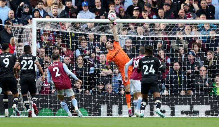 Imagen de Partidazo de Dibu Martínez y gol de Emiliano Buendía para el triunfo de Aston Villa