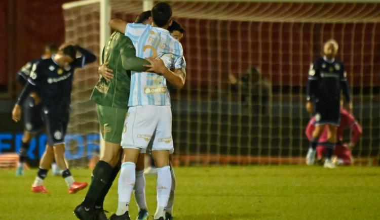 Imagen de Atlético Tucumán derrotó por penales a Independiente Rivadavia y sigue en la Copa Argentina