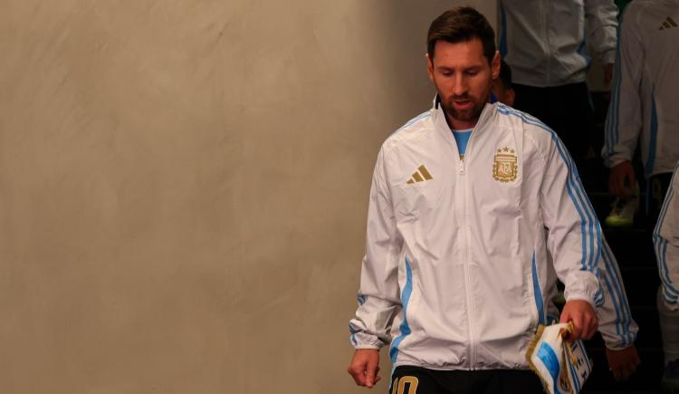 Imagen de El último brindis de Messi en un Monumental rendido a los pies del ídolo