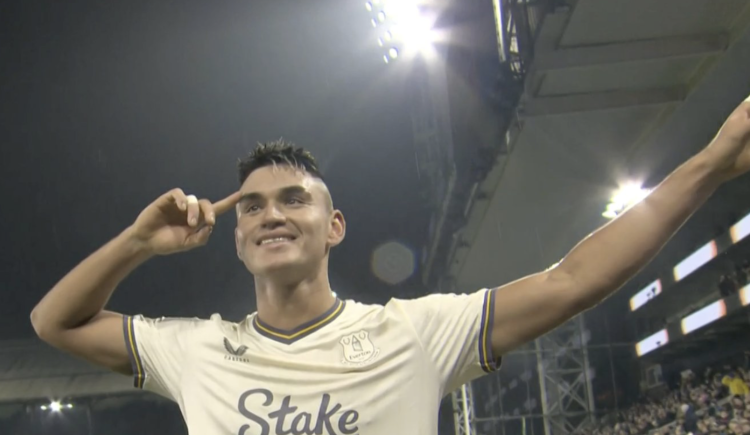 Imagen de Carlos Alcaraz, goleador y figura en el triunfo de Everton