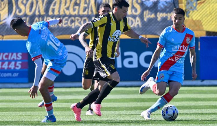 Imagen de Deportivo Madryn jugará la final por el ascenso a Primera y decretó el descenso de Arsenal a la Primera B