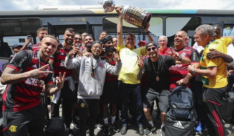 Imagen de En medio de las elecciones, Jair Bolsonaro recibió al plantel de Flamengo