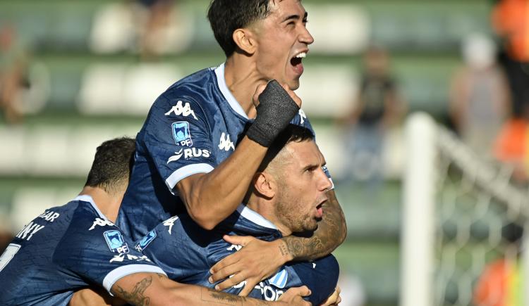 Imagen de Racing ganó un partido polémico ante Banfield y se acomodó en el Torneo Apertura