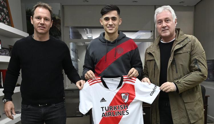 Imagen de Pablo Solari firmó su contrato con River