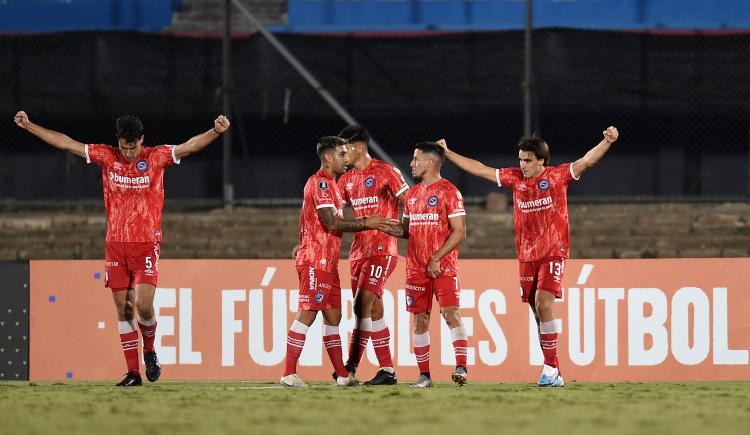 Imagen de En un partidazo, Argentinos Juniors igualó con Liverpool y sigue líder de su zona