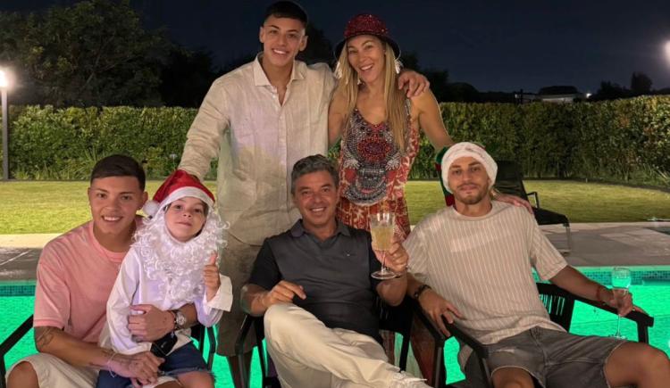 Imagen de El Marcelo Gallardo sonriente que le agradeció a Papá Noel las llegadas de Vera y Aníbal Moreno