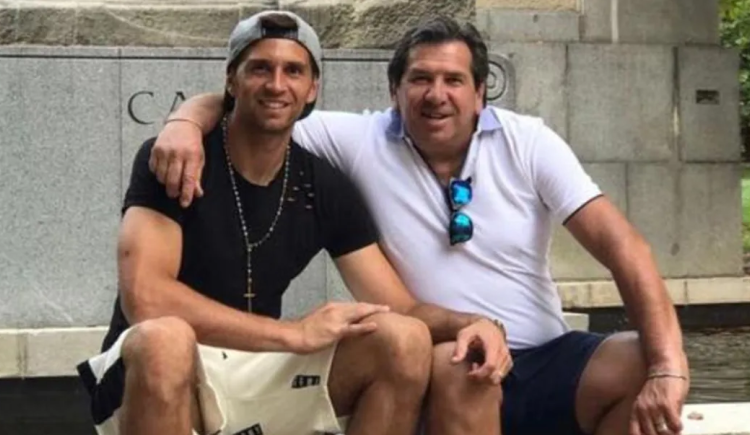 Imagen de DIBU MARTÍNEZ VIAJÓ DE URGENCIA POR UNA OPERACIÓN DE SU PADRE