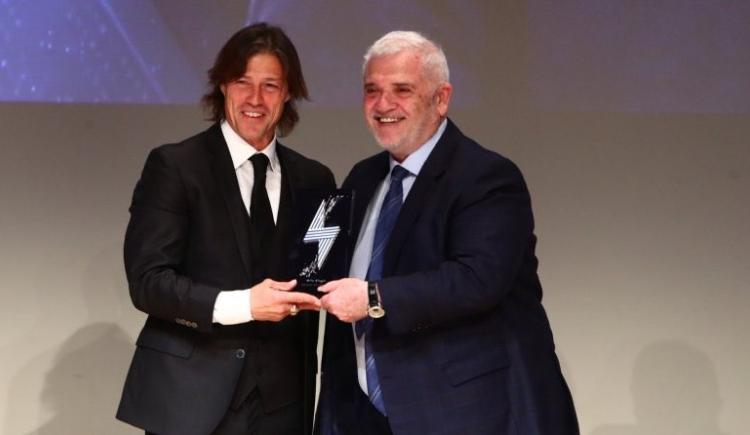 Imagen de Matías Almeyda fue galardonado como mejor técnico del año en Grecia
