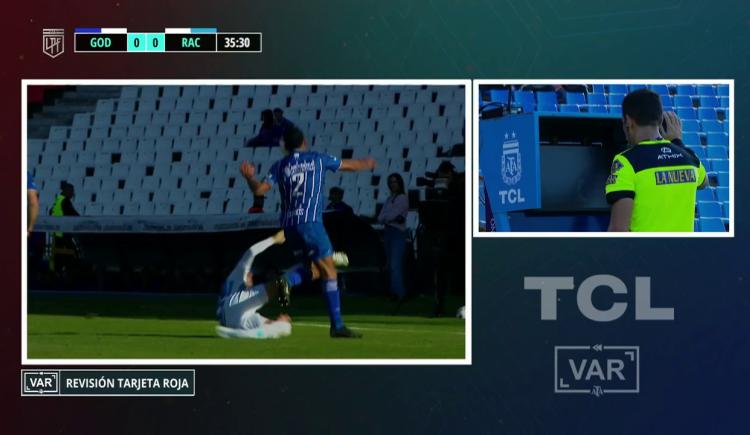 Imagen de Tomás Chancalay fue expulsado a instancias del VAR