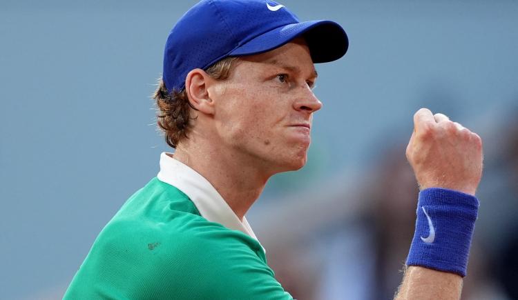 Imagen de Sinner venció a Djokovic en tres sets y jugará la final de Roland Garros ante Alcaraz