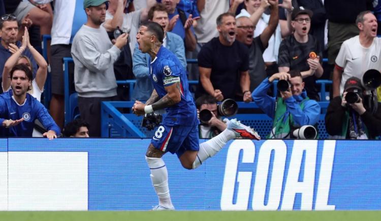 Imagen de Enzo Fernández, en modo goleador: marcó de penal ante Fulham
