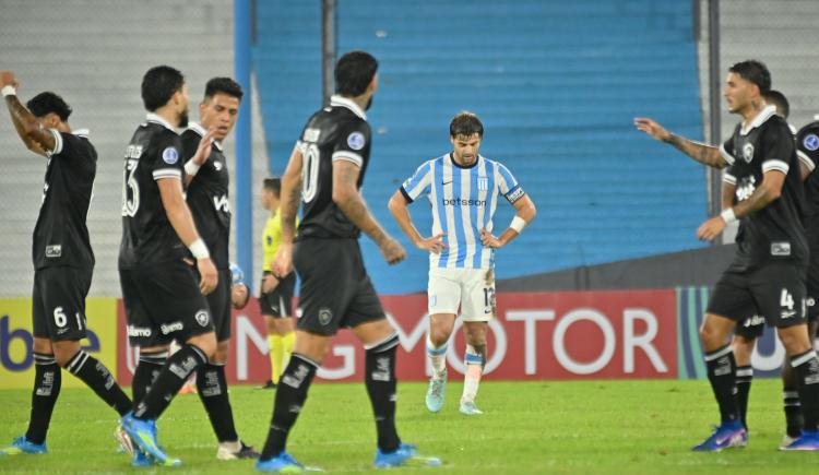 Imagen de Racing pagó caras las fallas en defensa y perdió en la agonía ante Botafogo en el Cilindro