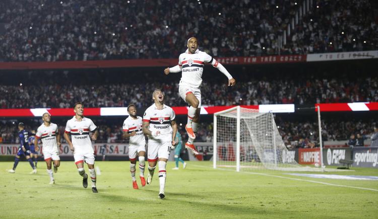 Imagen de São Paulo derrotó 2-0 a Talleres y terminó primero en su grupo