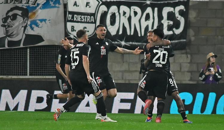 Imagen de Riestra venció a Gimnasia y quedó a tres puntos de la Libertadores 2026