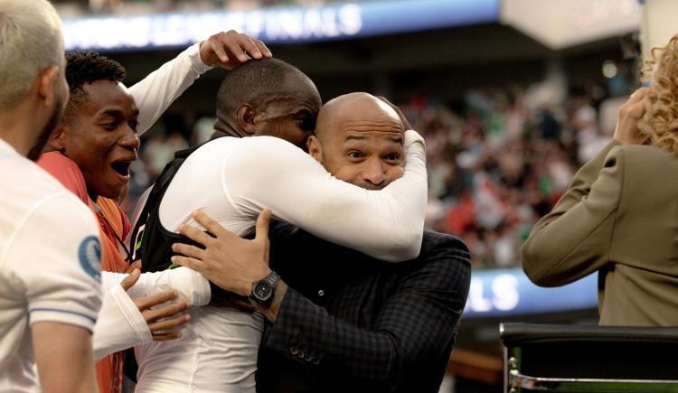 Imagen de "Tú eres mi ídolo": metió un gol agónico, eliminó a Estados Unidos y lo festejó con Thierry Henry