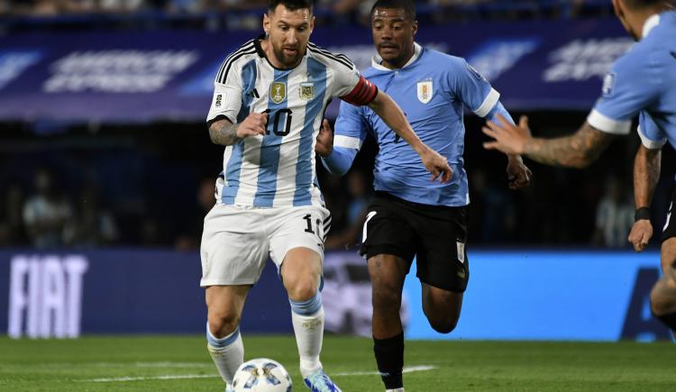 Imagen de Leo Messi: del enojo con Ugarte por los gestos al "ya se ve la mano de Bielsa"