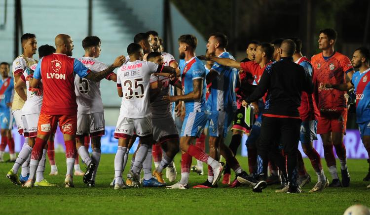 Imagen de EMPATE CON FINAL CALIENTE ENTRE ARSENAL Y LANÚS