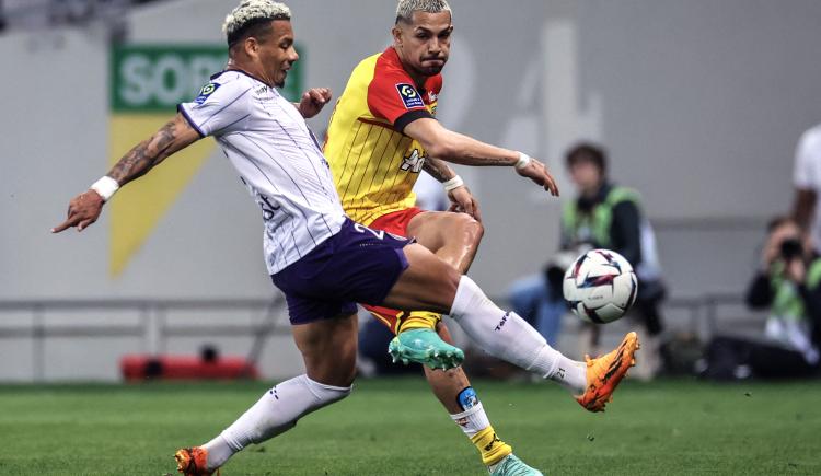 Imagen de El Lens de Facundo Medina ganó y se prendió en la Ligue 1