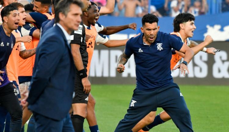 Imagen de Guillermo Barros Schelotto explicó su tenso saludo con Carlos Tevez: "No tengo ningún..."