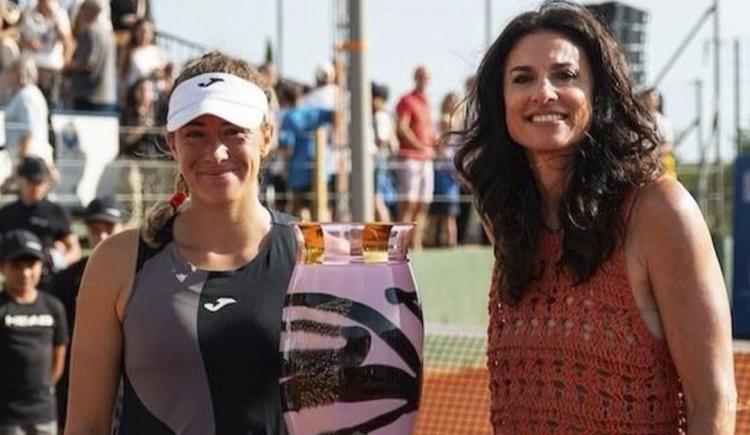Imagen de El sueño argentino en Mallorca: título para Solana Sierra con el abrazo de Sabatini
