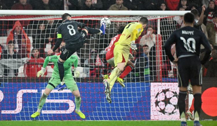 Imagen de De los guantes a la red: todos los goles de arqueros en la historia de la Champions League