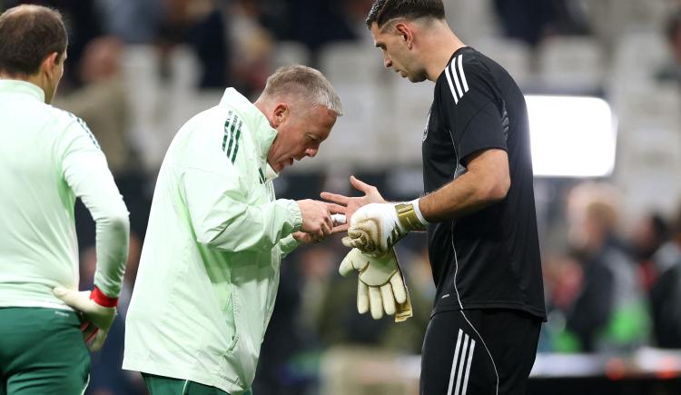 Imagen de Dibu Martínez encendió las alarmas en la Selección Argentina: "Me rompí un dedo"