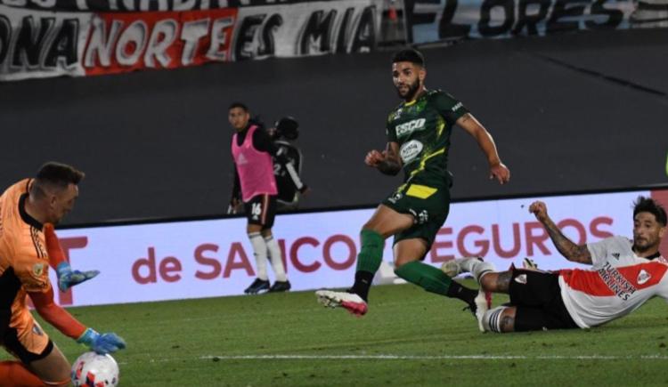 Imagen de DEFENSA LE PUSO FRENO AL INVICTO DE RIVER CAMPEÓN