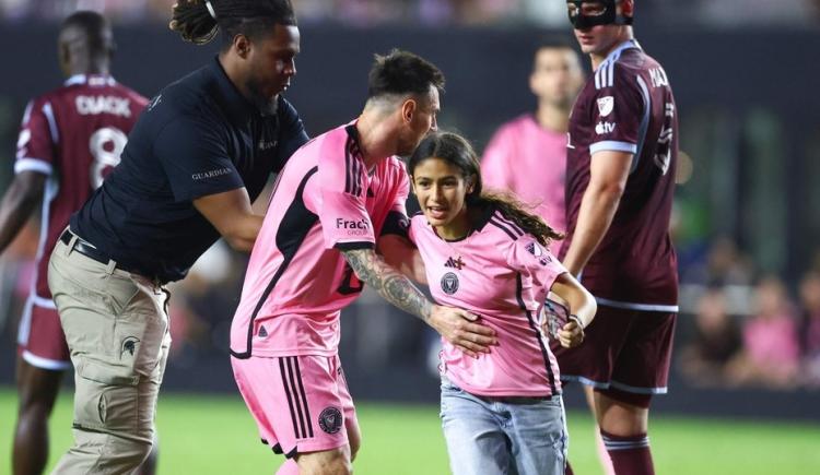 Imagen de El consejo de Messi a la nena que entró a la cancha y se hizo viral