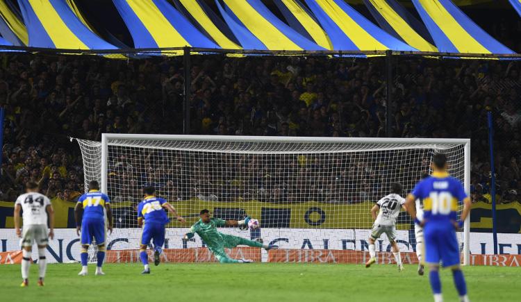 Imagen de Chiquito Romero contuvo un penal y salvó a Boca