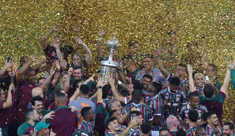 Imagen de El momento del campeón: Fluminense levantó la copa en el Maracaná