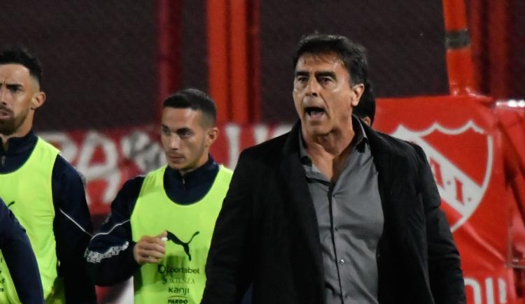 Imagen de La noche infernal de Gustavo Quinteros con Independiente: derrota, expulsión y bronca repetida con Echenique