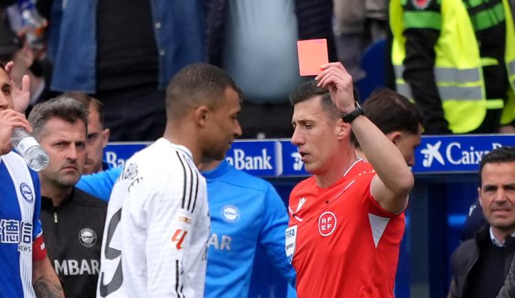 Imagen de Estupor: la sanción a Mbappé por la roja tras su brutal planchazo