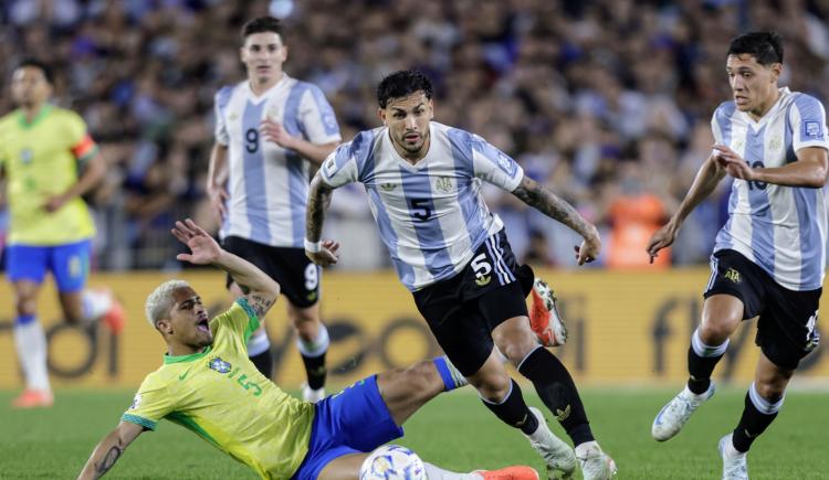 Imagen de Habló adentro y afuera de la cancha: qué le respondió Paredes a Raphinha tras el baile histórico