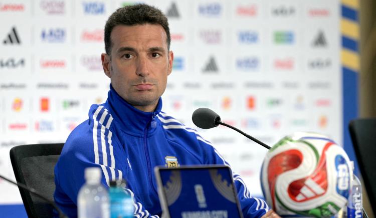 Imagen de Lionel Scaloni dio pistas del once, elogió a Messi y aclaró: "Es difícil jugar como en Qatar"