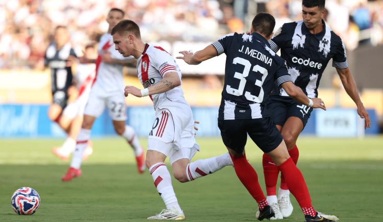 Imagen de Corcho descontrolado: las dos faltas de Jorge Rodríguez que pudieron dejar a River con uno más ante Monterrey