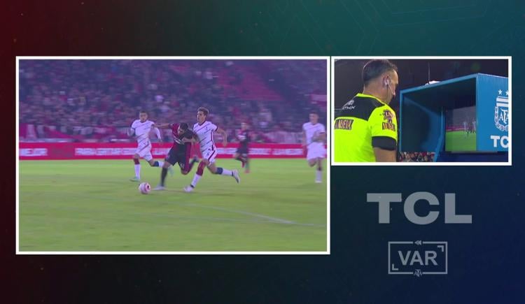 Imagen de El VAR anuló el penal para Newell's y la roja para Gattoni