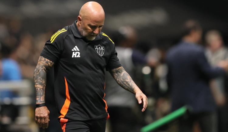 Imagen de Sampaoli sigue sin ganar: Atlético Mineiro vencía 2-0 a Bolívar, que se lo empató con diez