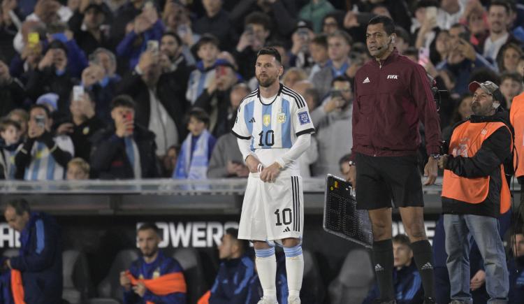Imagen de El ingreso de Messi, entre la ovación y las risas con Otamendi