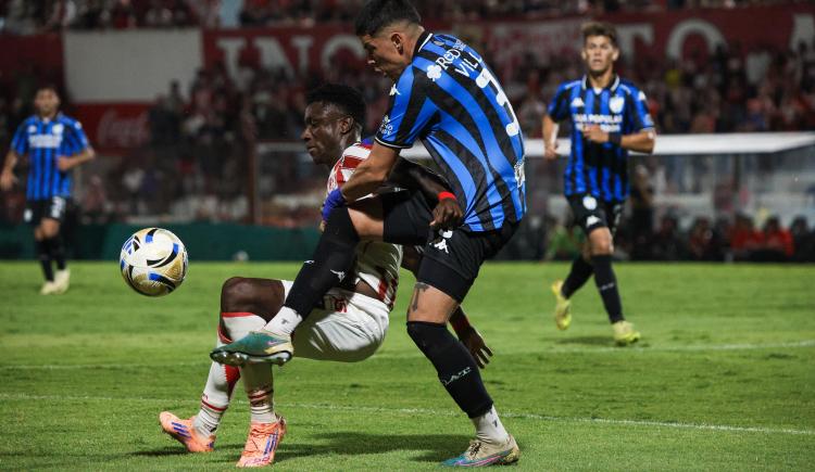 Imagen de El "Decano" en pie de guerra: Atlético Tucumán estalla contra Fernando Espinoza por un penal polémico y un historial de desencuentros