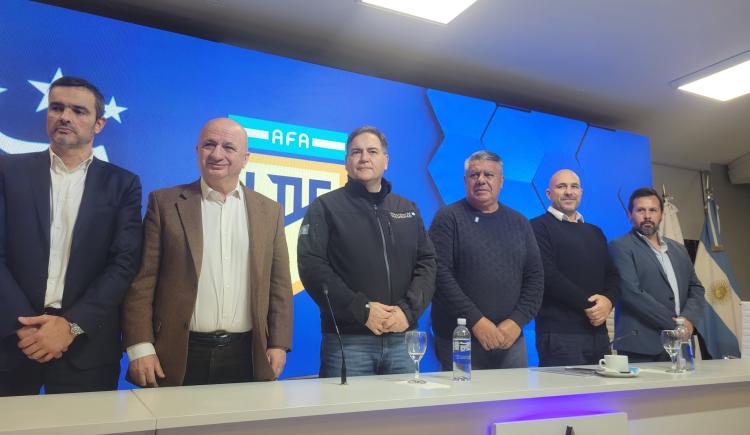 Imagen de Chiqui Tapia anunció la vuelta paulatina del público visitante con Lanús-Rosario Central como prueba piloto